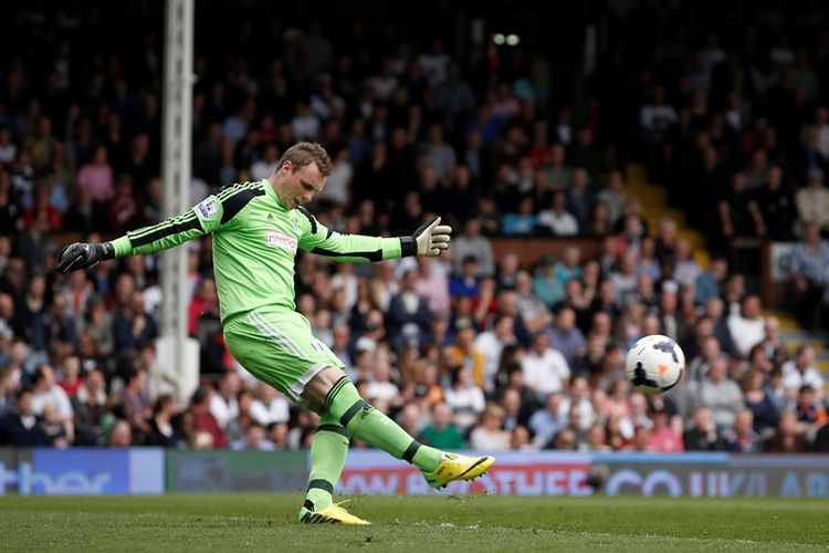 David Stockdale, ketika masih menjadi penjaga gawang Fulham, dalam pertandingan Premier League melawan Everton di Craven Cottage, London, pada 30 Maret 2014. Kini, Stockdale merupakan kiper klub Championship, Brighton & Hove Albion, yang dipastikan promosi ke Premier League musim 2017-2018.