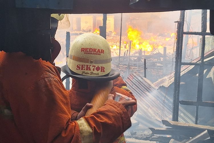 Kebakakaran di Kampung Sawah, Penjaringan, Jakarta Utara, belum padam.