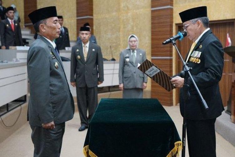 Taufan Pawe melantik dan mengambil sumpah Pj Sekda Parepare, Husni Syam di Ruang Pola Kantor Wali Kota Parepare, Kamis (10/8/2023). Husni Syam kini mengundurkan diri dari jabatan Sekda Parepare. 
