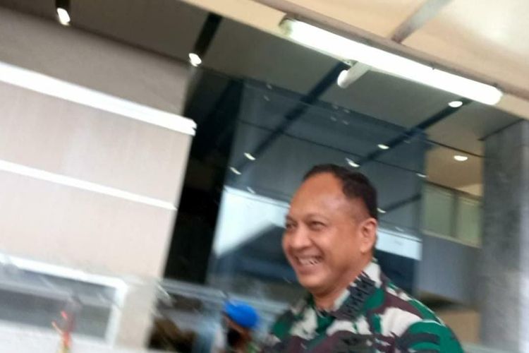 Kepala Staf Angkatan Udara (KSAU) Marsekal Fadjar Prasetyo hanya nyengir saat ditanya mengenai eks KSAU Marsekal (Purn) Agus Supriatna yang terus mangkir panggilan sidang korupsi helikopter AW-101 di Gedung DPR, Senayan, Jakarta Pusat, Jumat (2/12/2022).