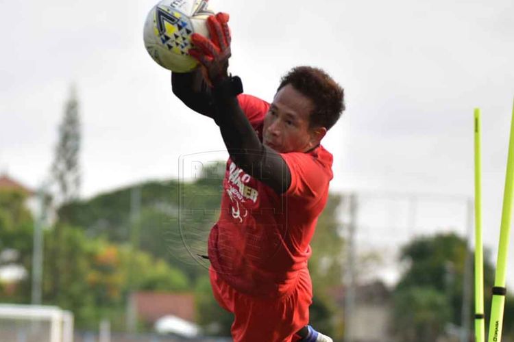 Penjaga gawang Persib Bandung, I Made Wirawan.