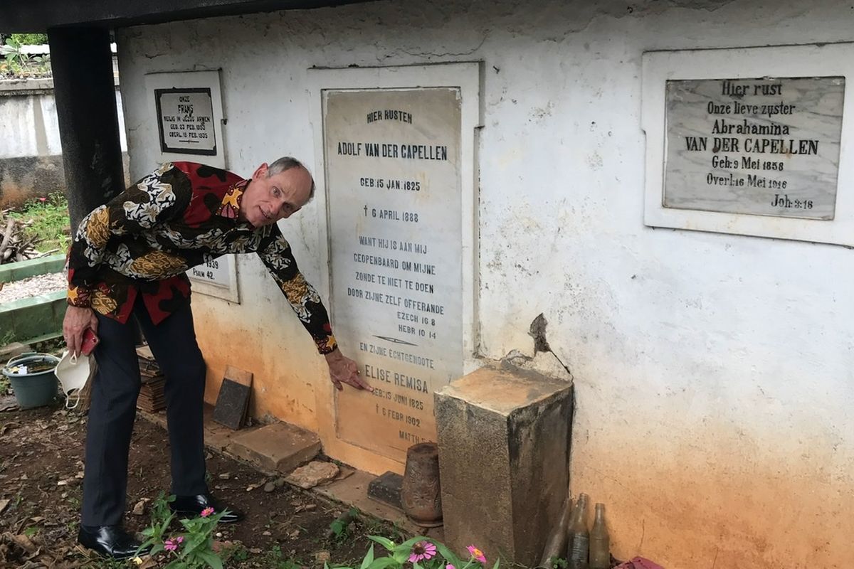 Duta Besar Belanda Lambert Grijns melihat sebuah bangunan makam bergaya Belanda di Taman Pemakaman Yayasan Lembaga Cornelis Chastelein (YLCC) di Jalan Kamboja, Pancoran Mas, Kota Depok, Jawa Barat pada Kamis (11/11/2021) siang.