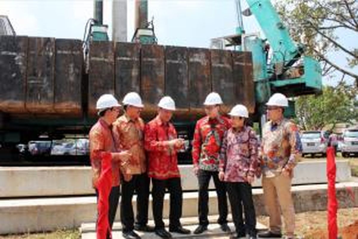 Presiden Direktur PT Prioritas Land Indonesia (PLI) Marcellus Chandra (ketiga kanan) berbincang bersama (dari ki-ka) Komisaris Victor Irawan, Komisaris Heru Winata, Ambassador PT PLI Andrie Wongso, Direktur Keuangan Asiek Widodo dan General Manager Ivan Adrian, saat peletakan batu pertama pembangunan Superblock K2 Park di Kelapa Dua, Kabupaten Tangerang, Banten, Minggu (22/3/2015).  