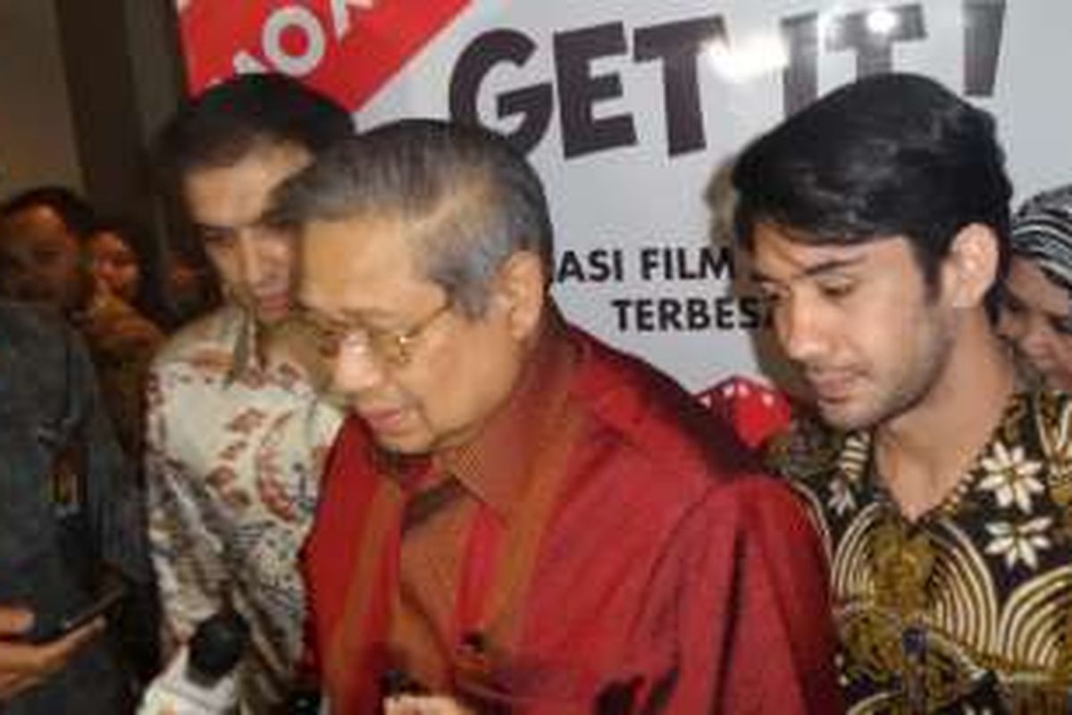 Manoj Punjabi, Susilo Bambang Yudhoyono dan Reza Rahadian saat ditemui usai nonton bareng film Rudy Habibie di XXI Epicentrum, Rasuna Said, Jakarta Selatan, Sabtu (25/6/2016).