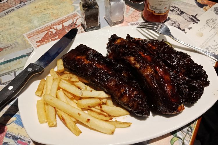 Hidangan BBQ Beef Ribs dengn porsi yang besar, sebagai cirikhas Outback Staekhouse yang telah membuka gerai barunya di Pasaraya Blok M, pada Rabu (14/3/2018).