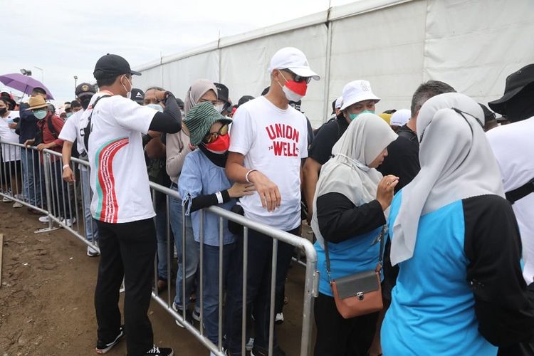 Gubernur Jateng Ganjar Pranowo ikut mengantre untuk menyaksikan sesi latihan dan kualifikasi MotoGP di Sirkuit Mandalika.