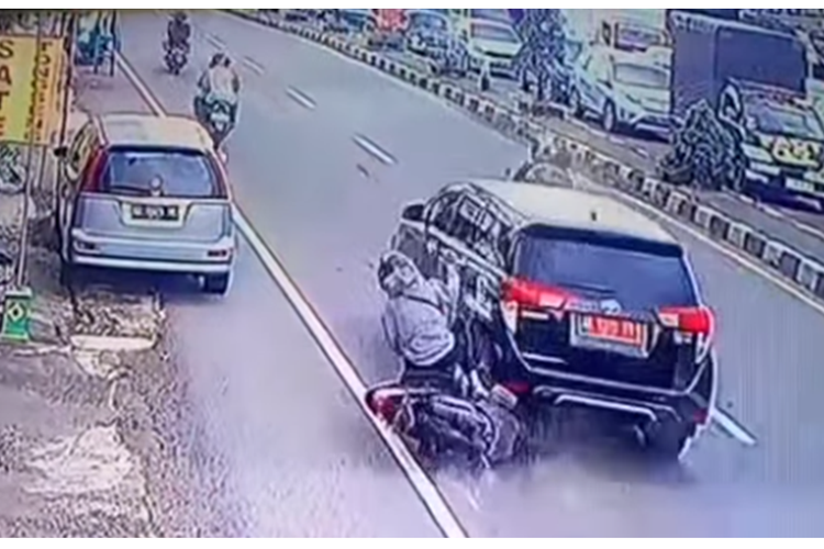 Tangkapan layar unggahan video yang memperlihatkan kecelakaan yang melibatkan mobil berpelat merah dengan sepeda motor di Klaten, Jawa Tengah.