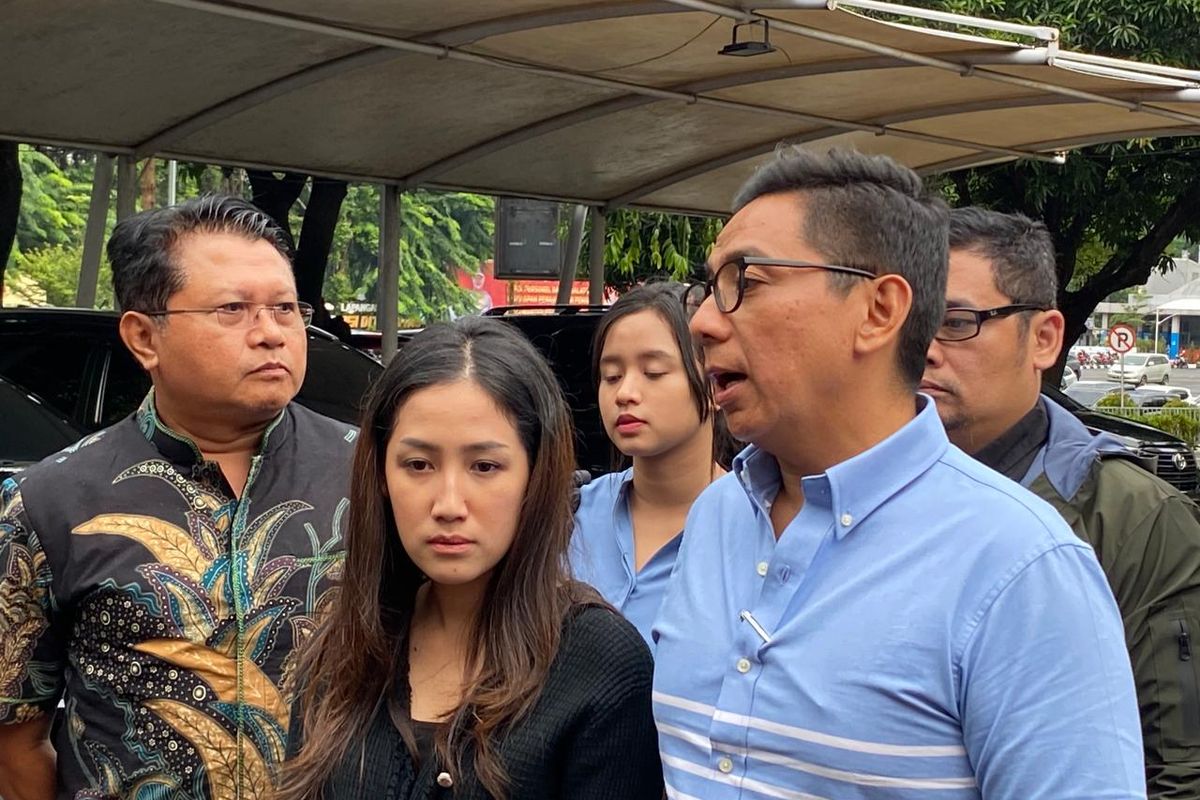 Artis Tamara Tyasmara didampingi kuasa hukumnya di Mapolda Metro Jaya, Kamis (15/2/2024). (KOMPAS.com/ZINTAN PRIHATINI)