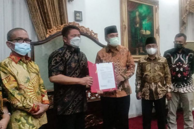 Penyerahan SK Plt Bupati Muba oleh Gubernur Sumsel Herman Deru kepada Wakil Bupati Beni Hernedi yang berlangsung di Griya Agung Palembang, Minggu (18/10/2021).
