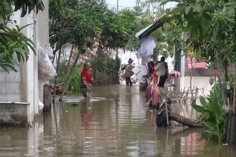 Banjir akibat luapan sungai Cisadane terjadi di Teluk Naga, Kabupaten Tangerang, Selasa (7/6/2022).