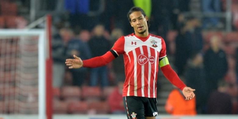 Bek tengah Southampton, Virgil van Dijk, tampil dalam laga Liga Europa kontra Hapoel Beer Sheva di Stadion St Mary, 8 Desember 2016.