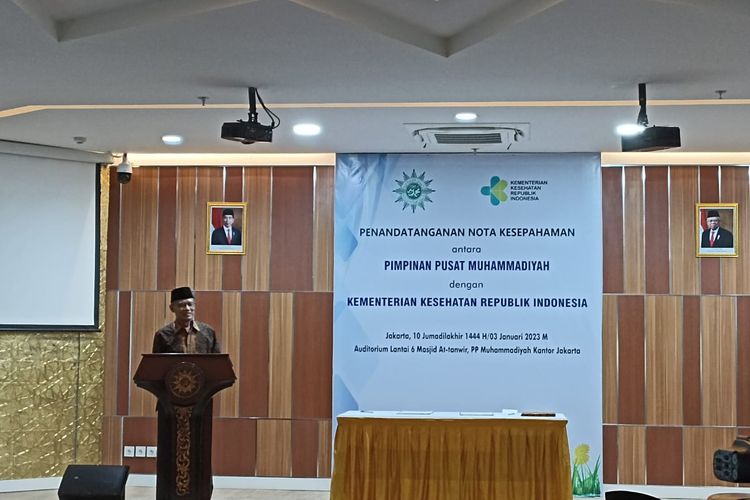 Ketua Umum Pimpinan Pusat Muhammadiyah, Haedar Nashir saat memberikan sambutan dalam acara penandatanganan nota kesepahaman antara Muhammadiyah dengan Kementerian Kesehatan (Kemenkes) di Gedung Pusat Dakwah Muhammadiyah, Jakarta Pusat, Selasa (3/12/2022).