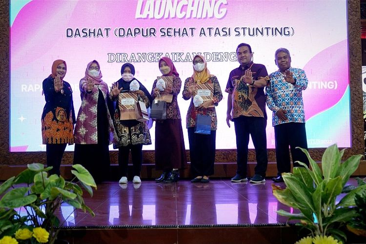 Bupati Blora Arief Rohman meluncurkan program Dapur Sehat Atasi Stunting (Dashat) untuk bantu tekan angka stunting di Kabupaten Blora, berlokasi di Pendopo Rumah Dinas Bupati dan ditandai dengan penekanan video wall oleh Bupati Arief yang didampingi oleh Wakil Bupati (Wabup) Tri Yuli, Ketua Tim Penggerak PKK Blora Ainia Shalichah, serta Kepala Dinas Pengendalian Penduduk dan Keluarga Berencana (Dindalduk KB) Purwanto, pada Selasa (9/8/2022). 