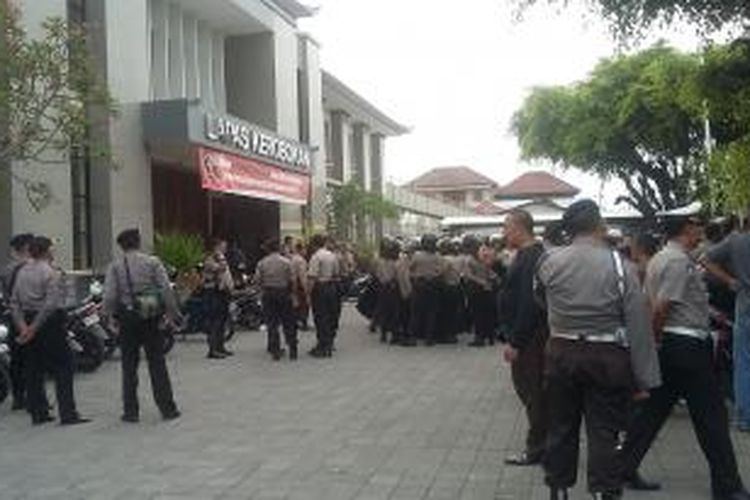 Pasukan Polda Bali siaga depan Lapas 