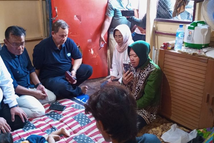 Menteri Sosial Republik Indonesia Tri Rismaharini mengunjungi anak korban kekerasan di Kelurahan Patokan, Kecamatan Situbondo, Kabupaten Situbondo, Provinsi Jawa Timur, Minggu (31/3/2024). 