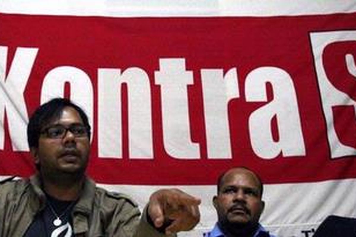 Koordinator Kontras Haris Azhar (kiri).