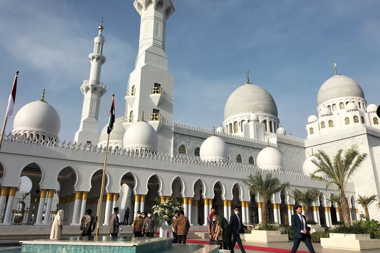 Suasana jelang peresmian Masjid Raya Sheikh Zayed Solo yang dihadiri Presiden Uni Emirat Arab (UEA) Sheikh Mohamed Bin Zayed Al Nahyan untuk Presiden Joko Widodo (Jokowi), pada Senin (14/11/2022)