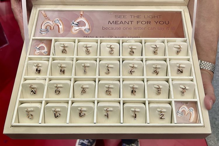 Koleksi See The Light dari Frank & co. dan Maudy Ayunda yang bertajuk ‘Meant for Me’ di  rangkaian Frankly, That’s Love Exhibition yang digelar di Atrium Mall Kelapa Gading 3, Jakarta Pusat, Kamis (12/2/2026).