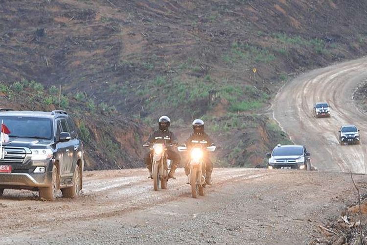 Mobil yang membawa Presiden Joko Widodo melewati jalan berlumpur saat meninjau lokasi rencana ibu kota baru di Sepaku, Penajam Paser Utara, Kalimantan Timur, Selasa (17/12/2019). Jokowi mengaku puas setelah meninjau lokasi tersebut yang nantinya akan dibangun kluster pemerintahan, termasuk Istana Kepresidenan.