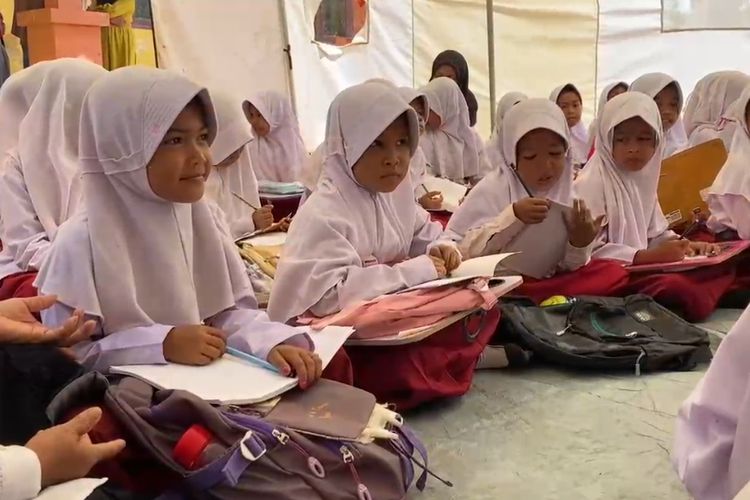Tujuh Bulan Pascabanjir, Murid SD di Aceh Utara Masih Belajar di Lantai