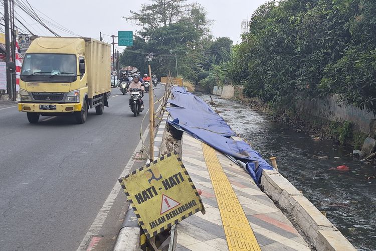 Warga Keluhkan Trotoar Ambles di Depok, Mengaku Kerap Tersenggol Kendaraan