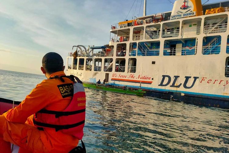 Tim SAR melakukan evakuasi penumpang KMP Wicitra Dharma yang kandas di Selat Alas, Kabupaten Lombok Timur, NTB, Selasa (19/10/2021).