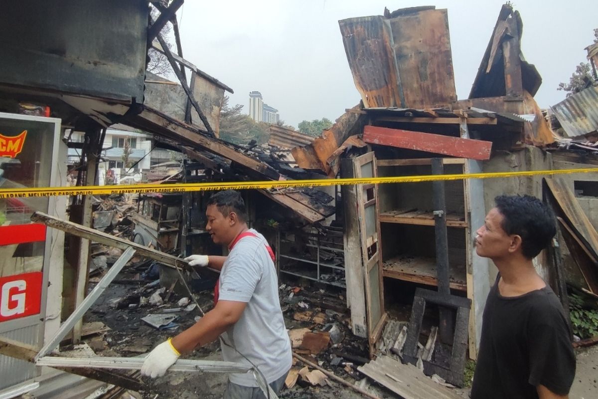Beberapa warga korban kebakaran di Jalan Simprug Golf II, Grogol Selatan II, Kebayoran Lama, Jakarta Selatan, tengah mencari sisa barang berharga Senin (22/8/2022). Kebakaran yang terjadi di permukiman tersebut terjadi pada Minggu (21/8/2022) pagi.