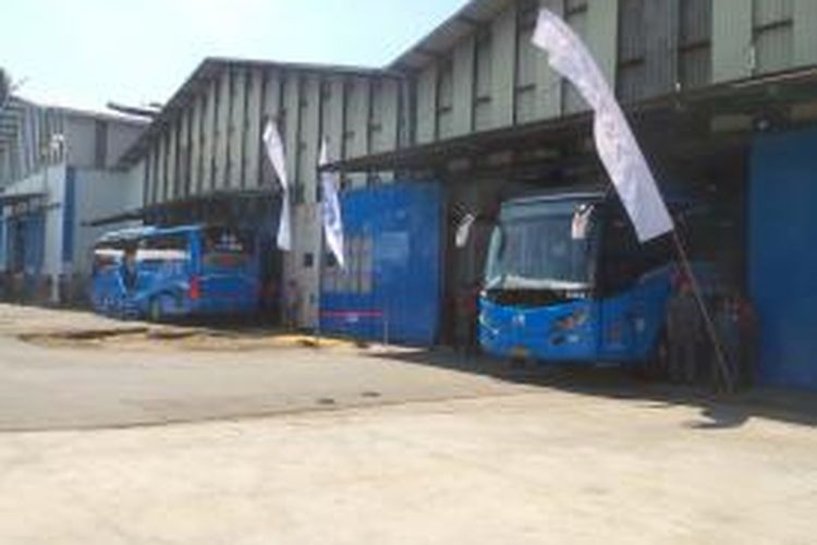 Sejumlah bus berstandar bus rapid transit (BRT) yang dirakit oleh CV Laksana. Bus-bus ini merupakan bagian dari proyek pengadaan 1.000 bus berstandar BRT yang dilaksanakan oleh Kementerian Perhubungan.