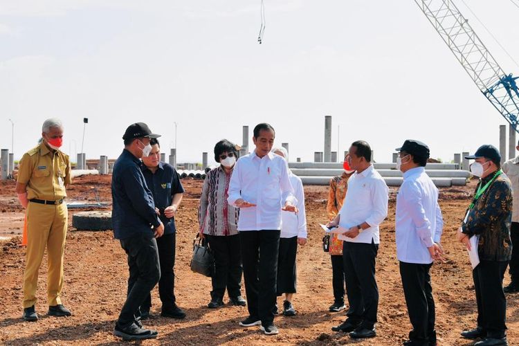 Presiden Joko Widodo (Jokowi) saat menghadiri Seremoni Implementasi Rencana
Tahap Kedua Industri Baterai Listrik Terintegrasi di Kawasan Industri Terpadu (KIT) Batang atau Grand
Batang City, Rabu (8/6/2022).