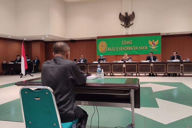 Hakim Pengadilan Negeri (PN) Jakarta Barat, Dede Suryaman, menjalani sidang Majelis Kehormatan Hakim (MKH), Rabu (9/8/2023), karena menerima uang Rp 300 juta ketika mengadili perkara yang menjerat eks Wali Kota Kediri Samsul Ashar pada 2021 di Pengadilan Negeri (PN) Surabaya.
