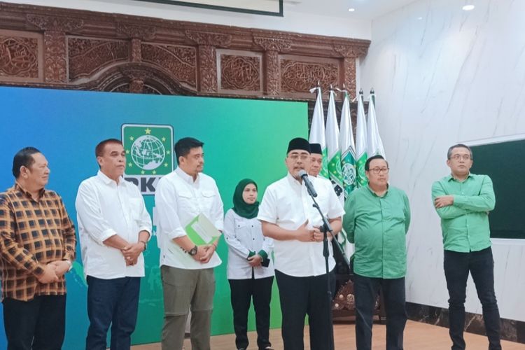 Wakil Ketua Umum PKB Jazilul Fawaid saat menyerahkan surat rekomendasi kepada Bobby Nasution sebagai cagub Sumut untuk Pilkada 2024. Penyerahan dilakukan di Kantor DPP PKB, Cikini, Jakarta Pusat, Kamis (4/7/2024). 