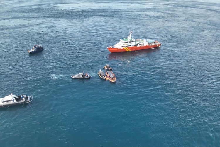 Jenazah diduga pelatih Valencia ditemukan di perairan Pulau Padar, Minggu pagi. 