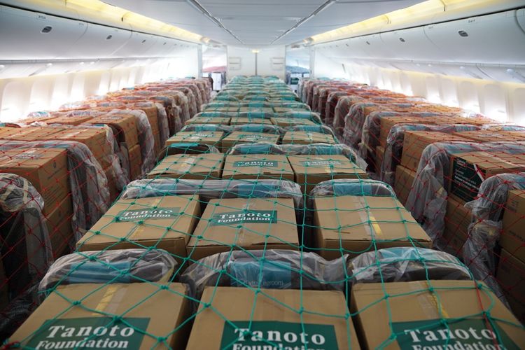 Bantuan kemanusiaan berupa APD dari RGE Group melalui Tanoto Foundation dibawa menggunakan pesawat carter dari Tiongkok dan Singapura.