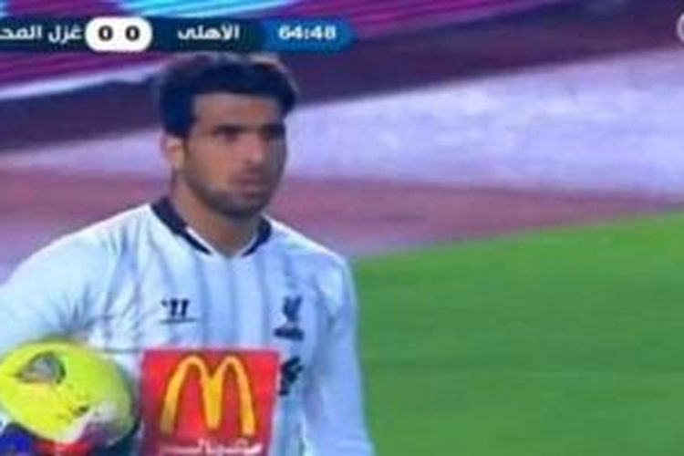 Kiper Ghazl Mahalla, Mahdi Soliman, mengenakan seragam Liverpool saat menghadapi Al Ahly pada ajang Liga Primer Mesir, Minggu (9/2/2014). 