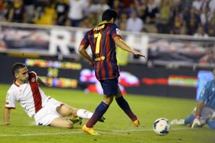 Pedro melepaskan tembakan yang berujung satu (dari tiga) gol ke gawang Rayo Vallecano, pada pertandingan Liga BBVA, di Stadion Vallecas, Sabtu (21/9/2013). 