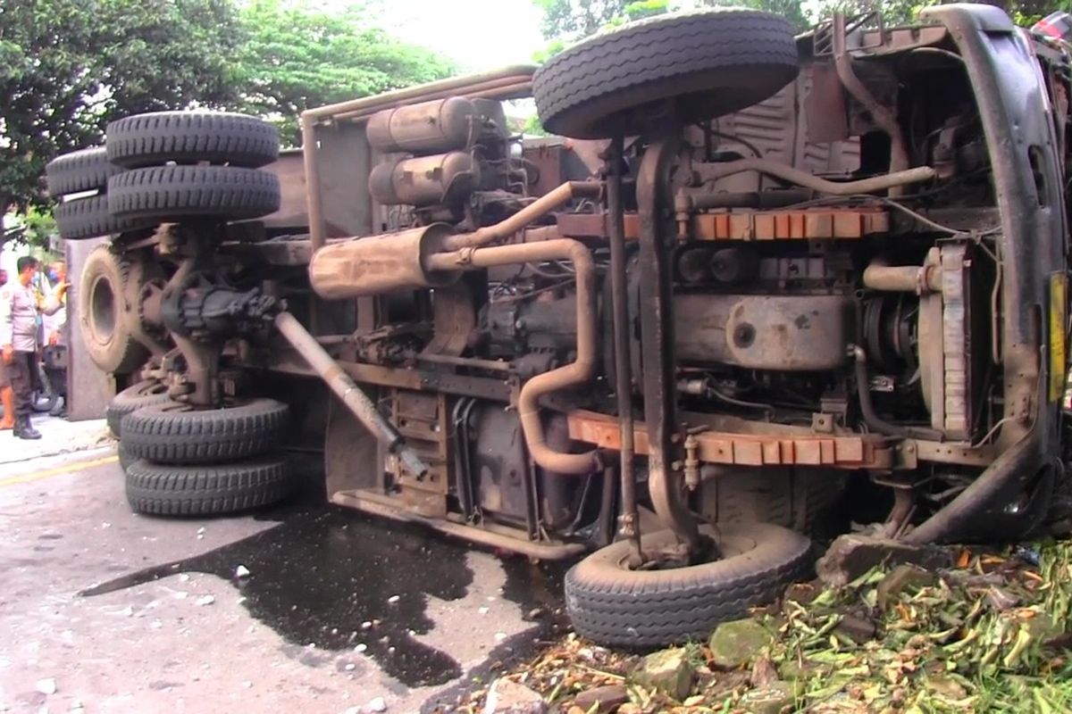 Truk odol yang terguling di jalan nasional di Desa Wonorejo, Kecamatan Kedungjajang akibat kelebihan muatan, Minggu (20/2/2022).
