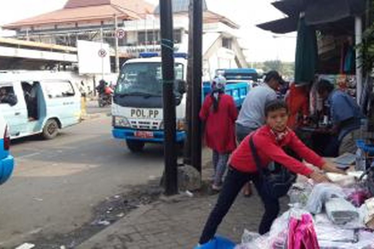 Pedagang Kaki Lima (PKL) di trotoar Jalan Jati Baru Raya, Tanah Abang, Jakarta Pusat, Jumat (12/6/2015).