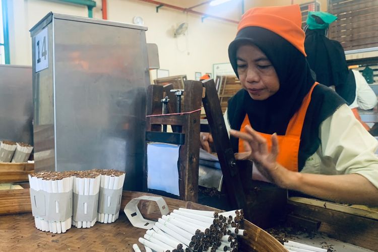 Saat Tradisi Bertemu Inovasi, Cerita di Balik Rekor MURI untuk Rokok Kretek di Surabaya