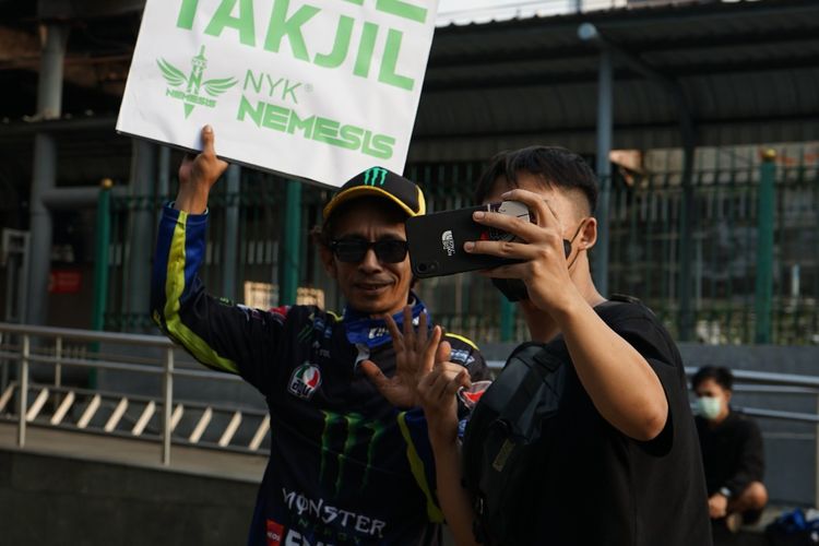 NYK Nemesis berbagi takjil gratis di wilayah Sudirman sekaligus menghibur warga Jakarta dengan menggandeng Zakki Haikal yang kerap dinilai netizen mirip dengan Valentino Rossi, Kamis (14/4/2022)