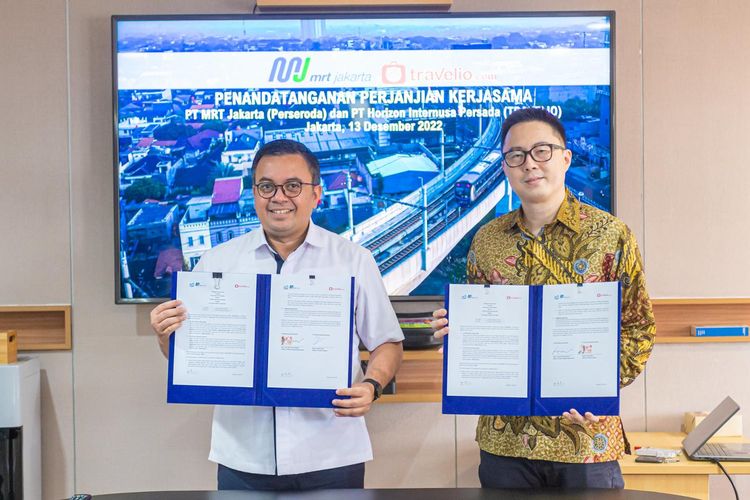 Direktur Pengembangan Bisnis Farchad menunjukkan dokumen kerja sama pemasaran hunian antara PT MRT Jakarta (Perseroda) dan Travelio.com.