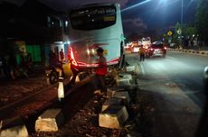 Oleng Saat Mengerem, Bus Tabrak Rumah Warga di Bantul