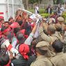 Protes Pembabatan Hutan Adat, Mahasiswa dan Satpol PP Kericuhan di Kantor Gubernur Maluku