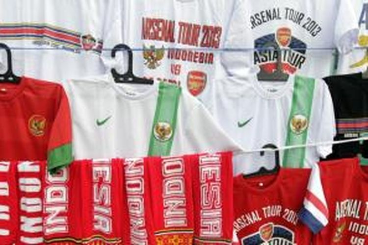 Di luar Stadion Utama Gelora Bung Karno, atribut Arsenal yang dijual pedagang sudah mendominasi. Di dalam stadion ternyata warna dan atribut Arsenal juga mendominasi pada laga Arsenal lawan Indonesia Dream Team, Minggu (14/7/2013) ini.