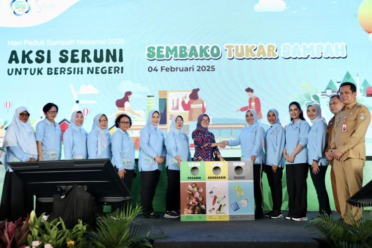  Agenda “Sembako Tukar Sampah” di Alun-alun Teluk Naga, Kabupaten Tangerang, Banten, Selasa (4/2/2025).