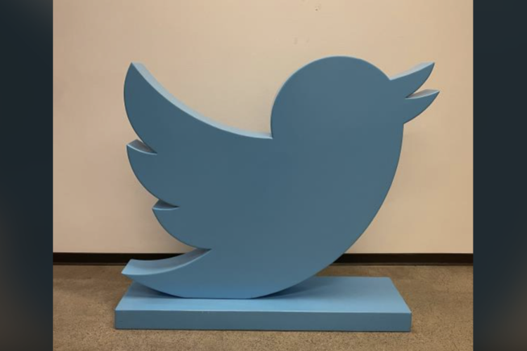 Patung logo burung Twitter Larry Bird raksasa berwarna biru laku senilai 100.000 dollar AS atau setara Rp 1,5 miliar di sesi lelang.