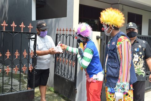 PMI Libatkan Komunitas Badut Saat Bagikan Masker di Kota Tangerang