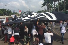 Massa Aksi 299 Kibarkan Bendera Raksasa Sambil Serukan Khilafah