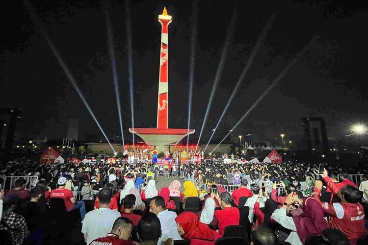 Warga DKI Jakarta terlihat begitu antusias mengikuti perayaan Puncak Peringatan HUT ke-79 RI, Gemilang Silang Monas, di Silang Barat Monas pada Minggu malam (18/8/2024).