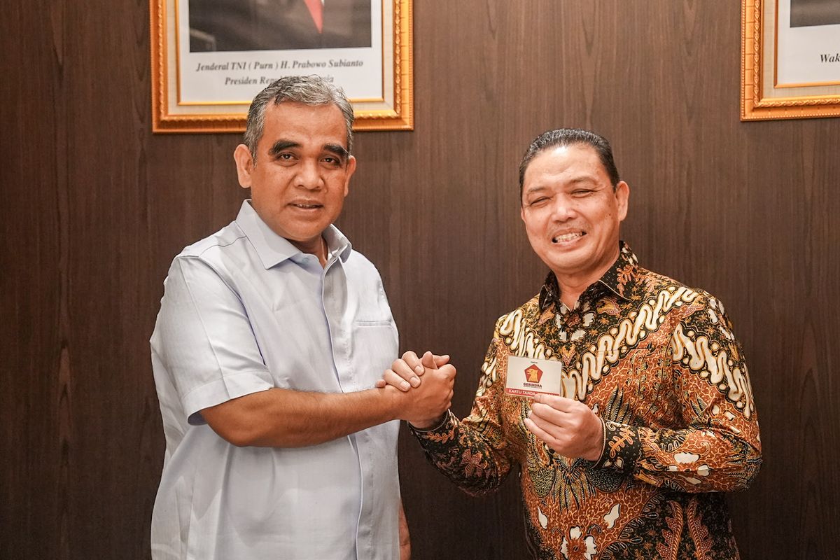 Gubernur Kalimantan Barat, Ria Norsan resmi bergabung dengan Partai Gerindra. Norsan menerima kartu tanda anggota yang diserahkan langsung oleh Sekretaris Jenderal Gerindra Ahmad Muzani di Jakarta, Selasa (29/4/2025).