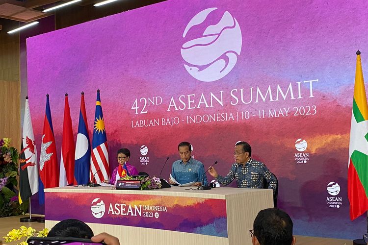 Presiden Joko Widodo melangsungkan Konferensi pers usai Konferensi Tingkat Tinggi (KTT) ASEAN ke-42 di Labuan Bajo, Manggarai Barat, Nusa Tenggara Timur, Kamis (11/5/2023)..